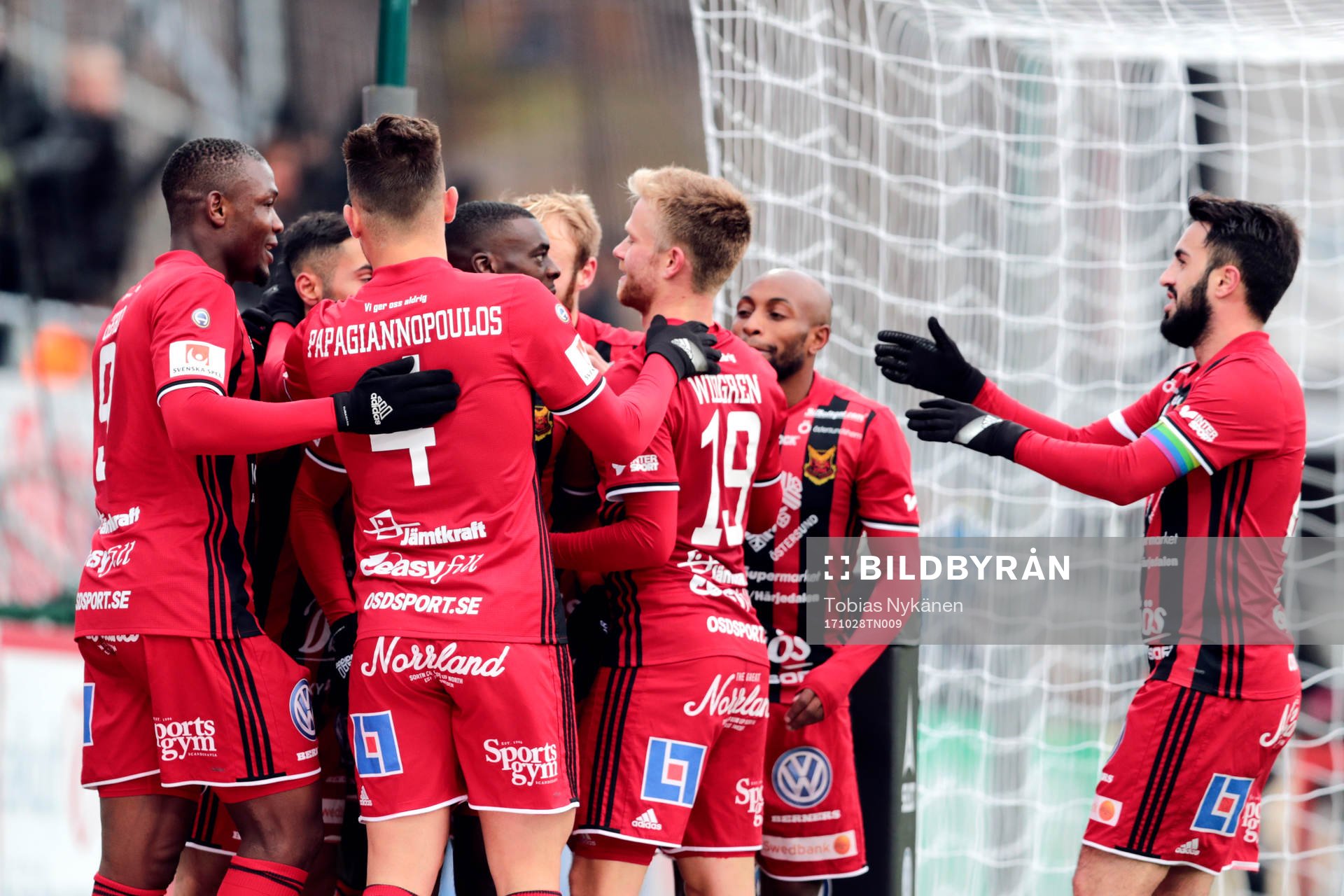 Östersunds Saman Ghoddos jublar med lagkamrater