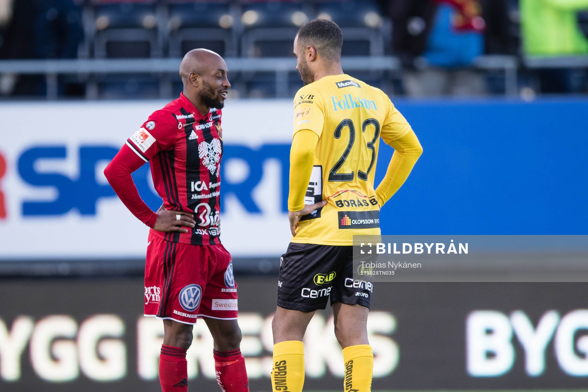 Östersunds Fouad Bachirou pratar med Elfsborgs Alex Dyer