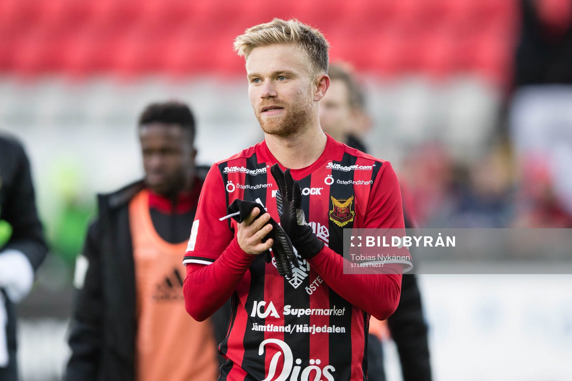 Östersunds Dennis Widgren tackar publiken