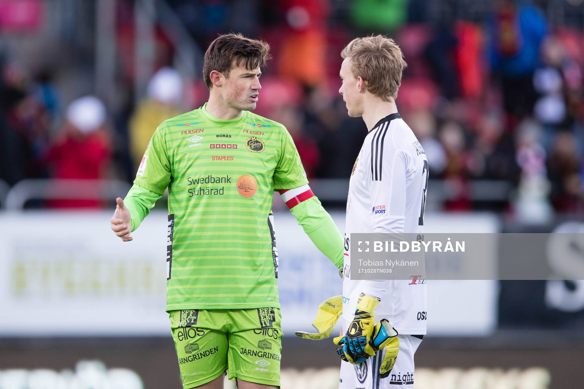 Elfsborgs målvakt Kevin Stuhr Ellegaard samtalar med