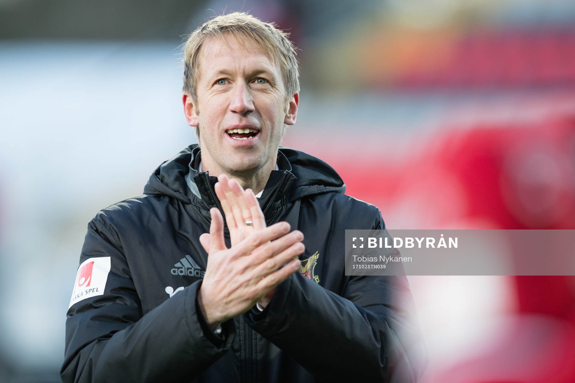 Östersunds tränare Graham Potter tackar publiken efter fotbollsmatchen i Allsvenskan mellan Östersund och Elfsborg den 28 oktober 2017 i Östersund.