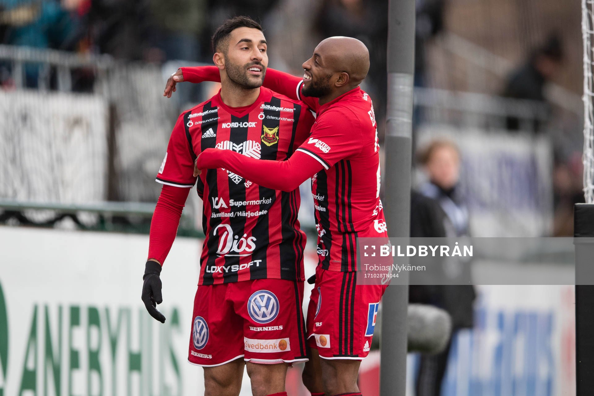 Östersunds Fouad Bachirou kramar om Saman Ghoddos efter att Saman Ghoddos gjort 3-0 målet under fotbollsmatchen i Allsvenskan mellan Östersund och Elfsborg den 28 oktober 2017 i Östersund.