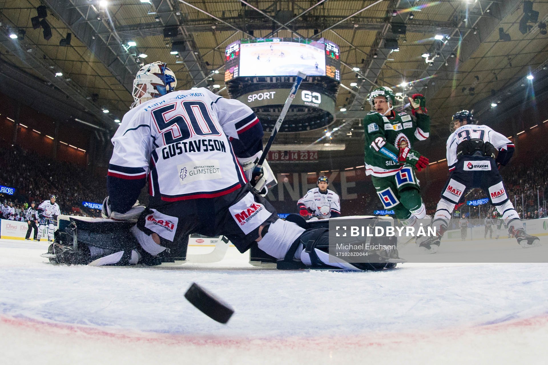 Frölundas Victor Olofsson (ej i bild) skjuter 1-0 bakom