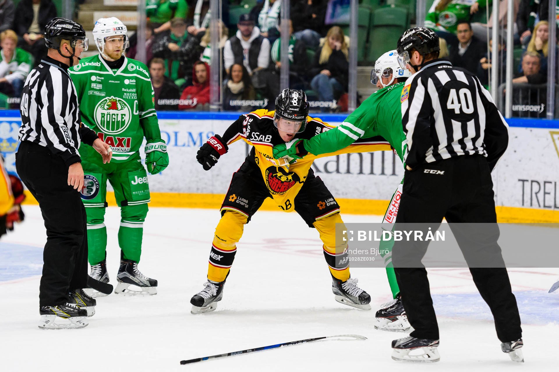 Rögles Alen Bibic och Luleås Gustav Rydahl brottas