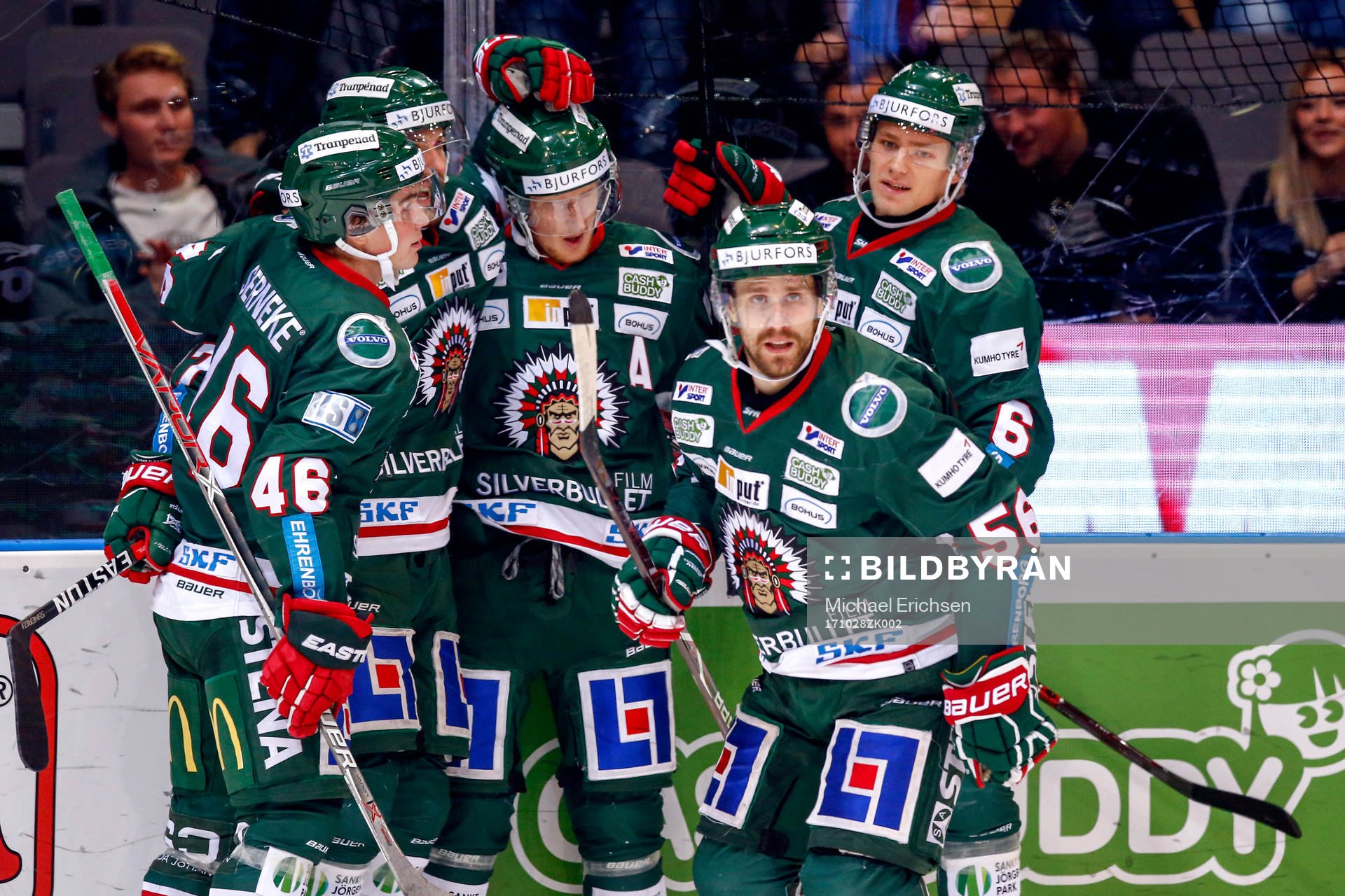 Frölundas Simon Hjalmarsson jublar med lagkamrater