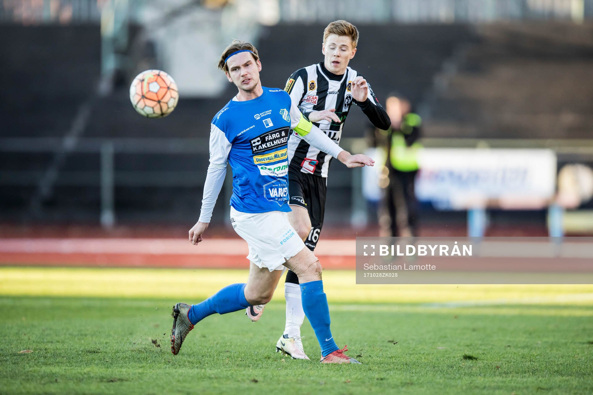 Landskronas Dennis Olofsson och Oddevolds Arnar Bragi Bergsson under fotbollsmatchen i division 1 södra mellan Oddevold och Landskrona den 28 oktober 2017 i Uddevalla.