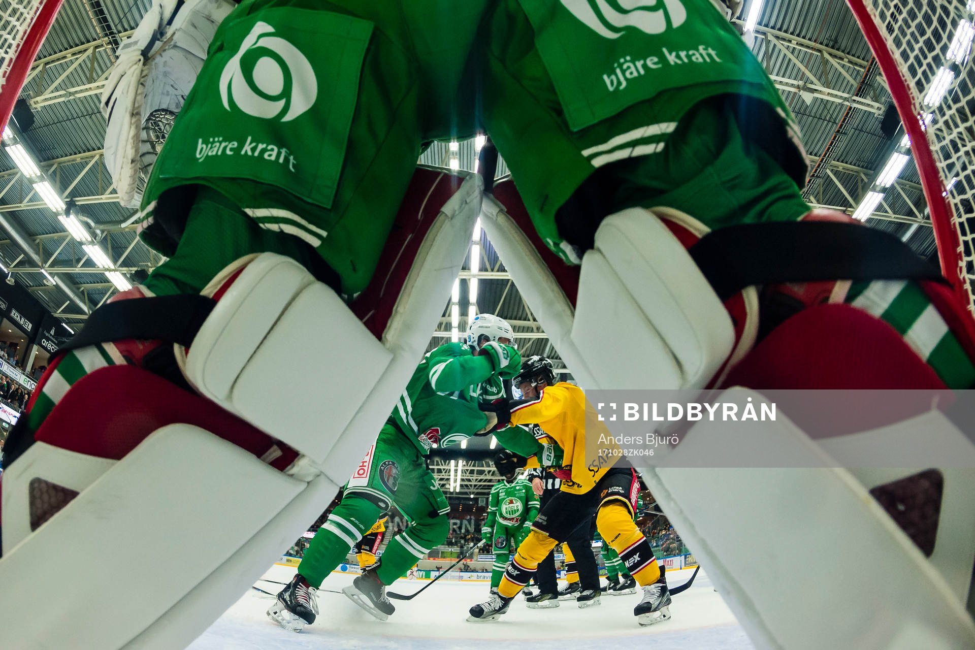 Rögles Alen Bibic och Luleås Gustav Rydahl brottas