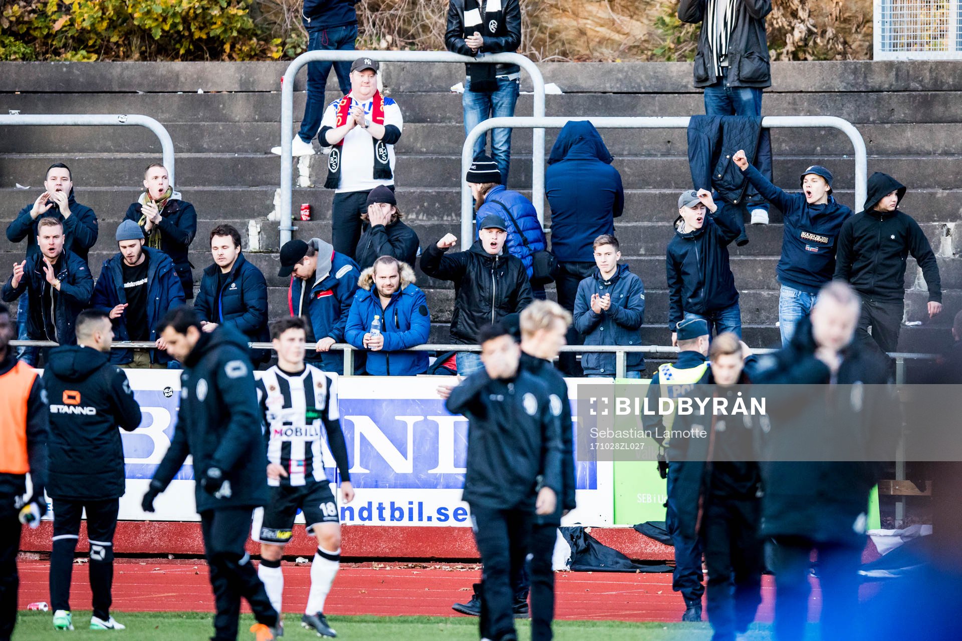 Landskronas spelare tackar de tillresta supportrarna