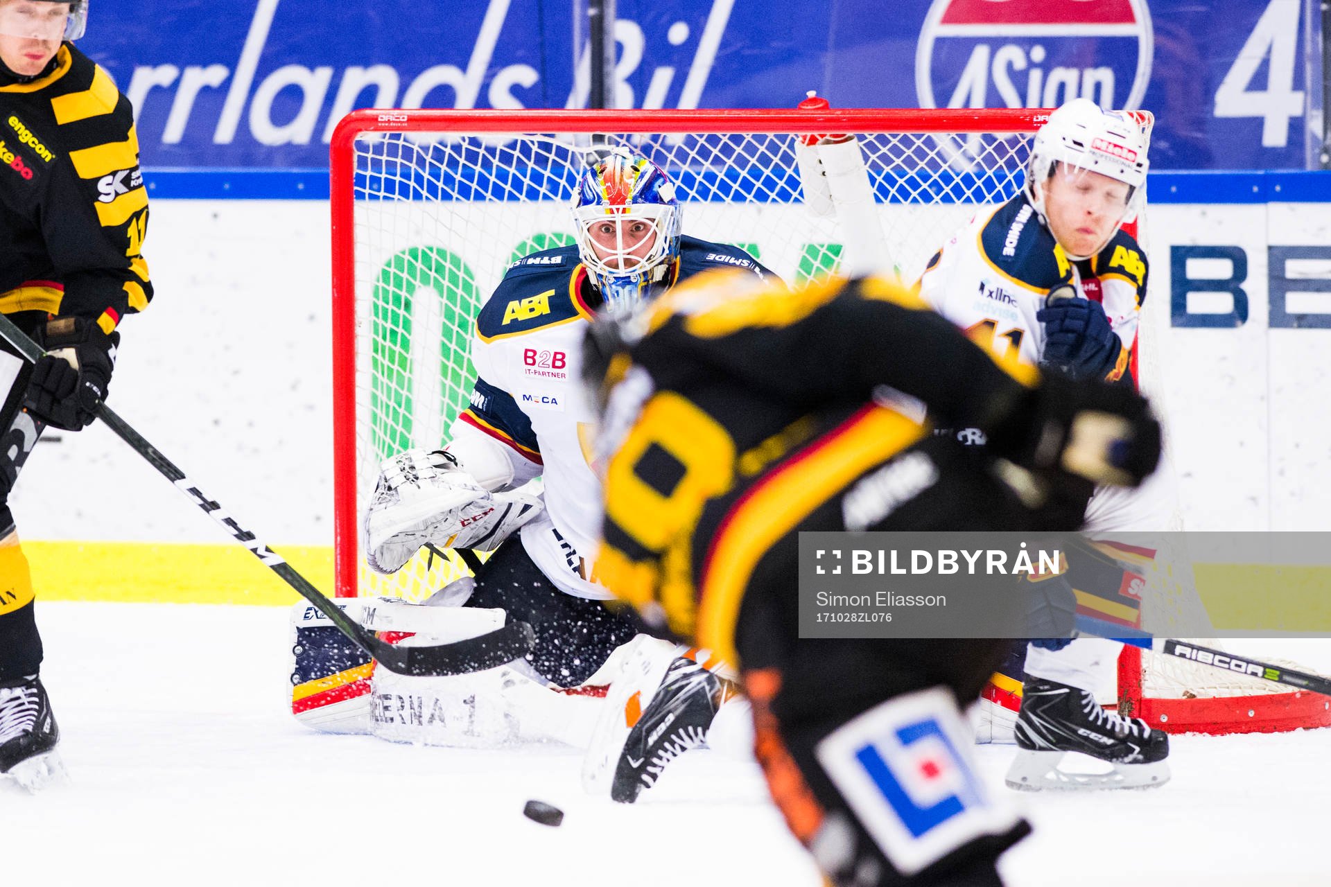 Skellefteås Joakim Lindström skjuter mot Djurgårdens