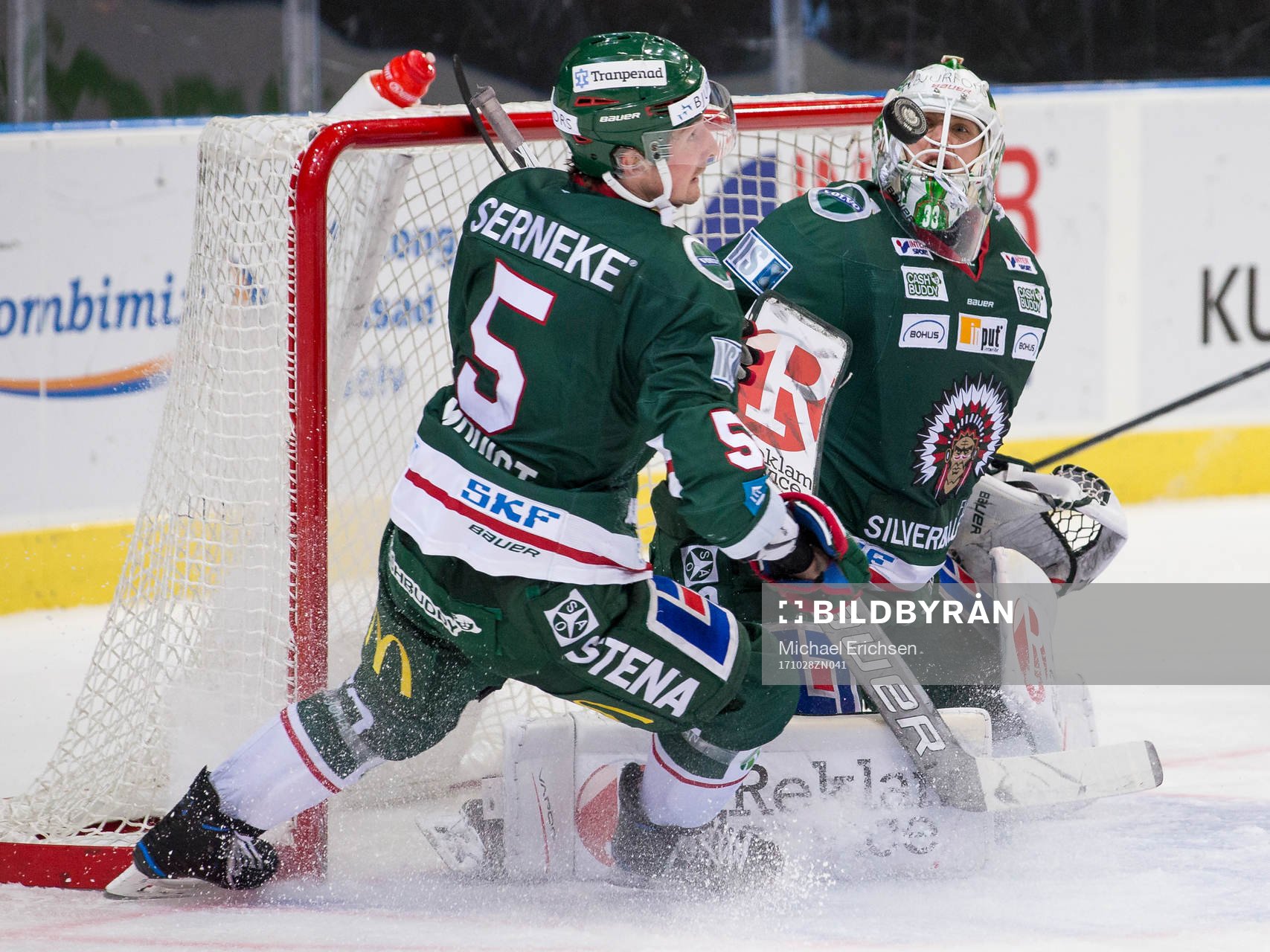 Frölundas målvakt Johan Mattsson och Adam Almqvist ser