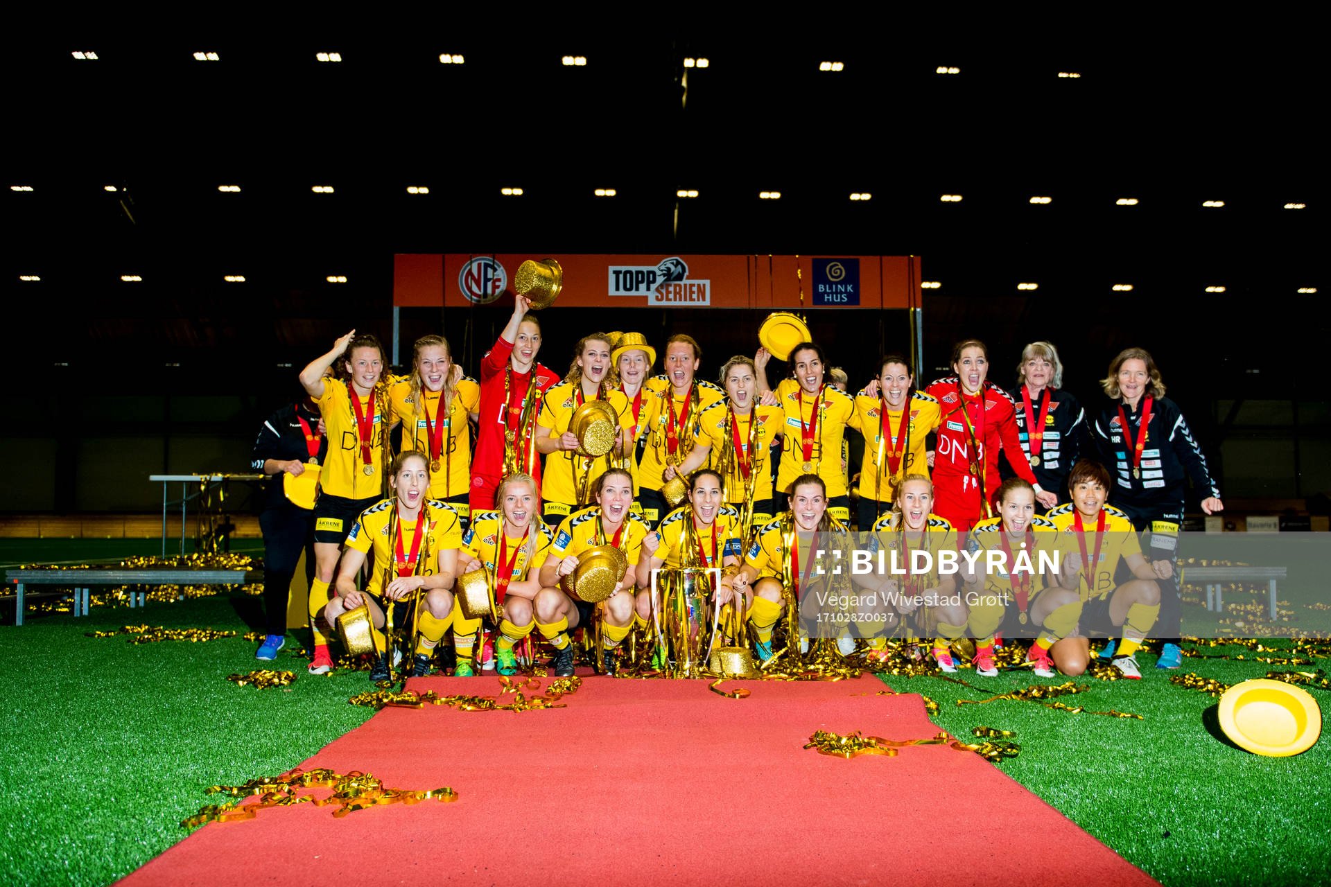 LSK Kvinner celebrates winning the league