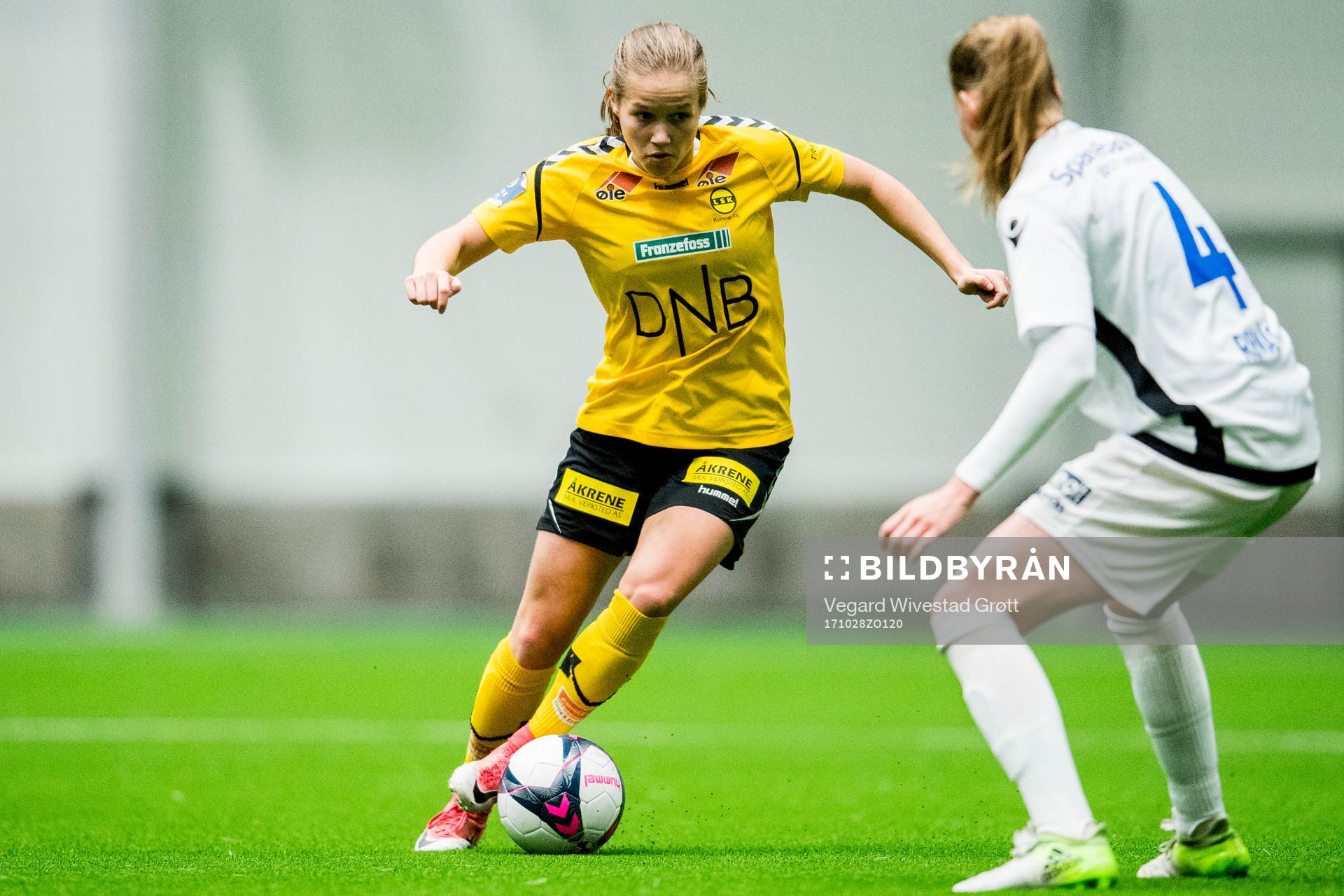 Guro Reiten of LSK Kvinner and Stine Reinås of Stabæk