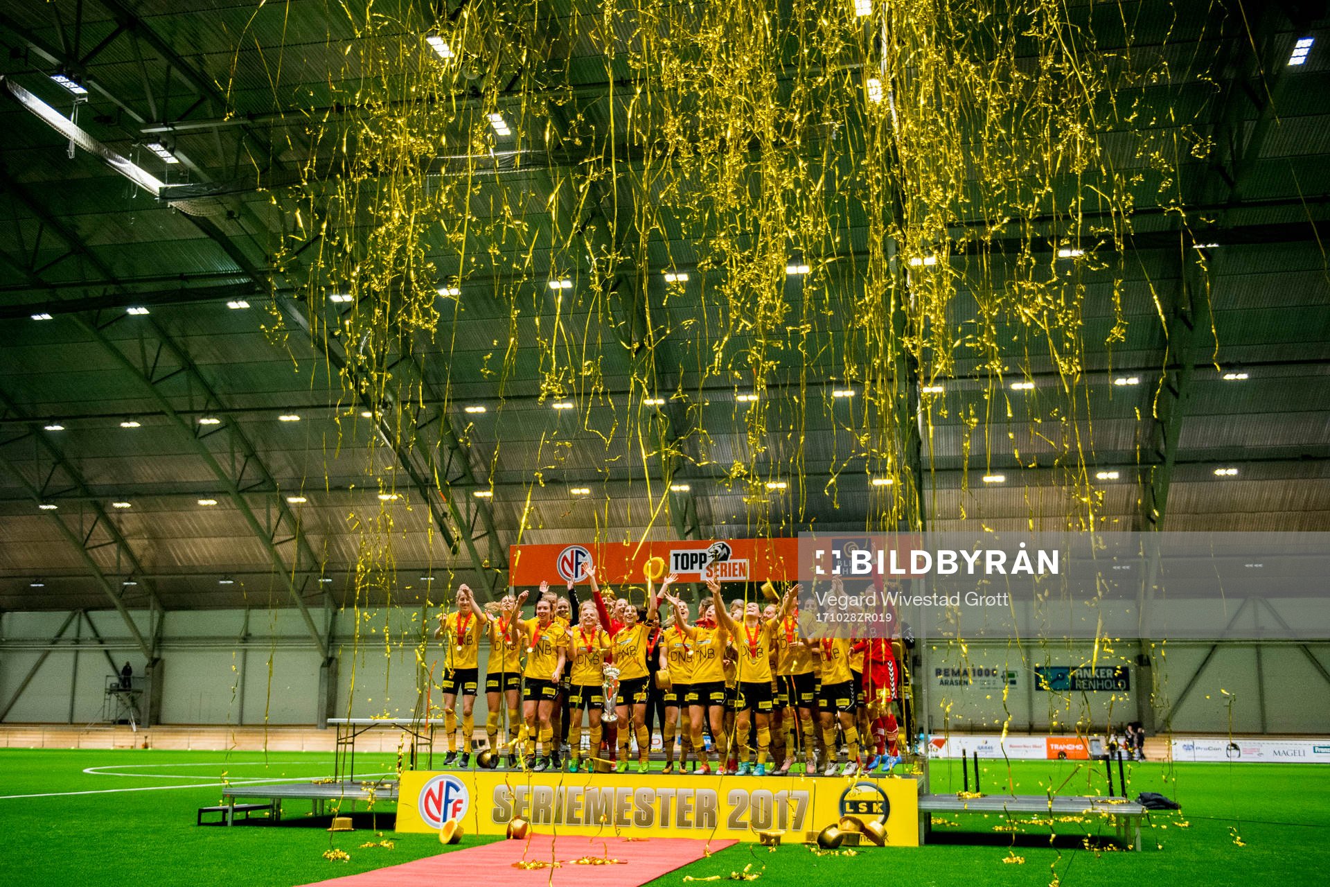 LSK Kvinner celebrates winning the league