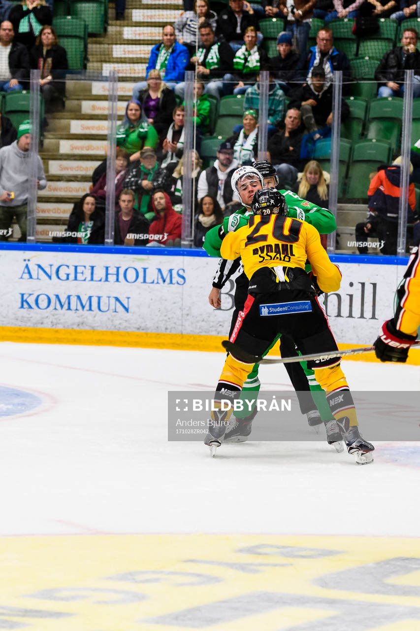 Rögles Alen Bibic och Luleås Gustav Rydahl brottas