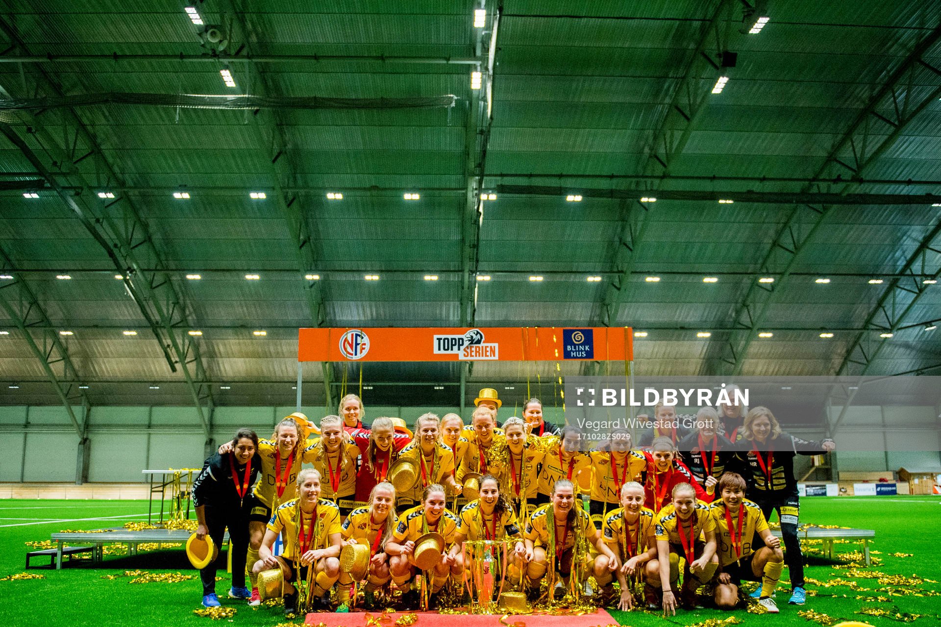 LSK Kvinner celebrates winning the league