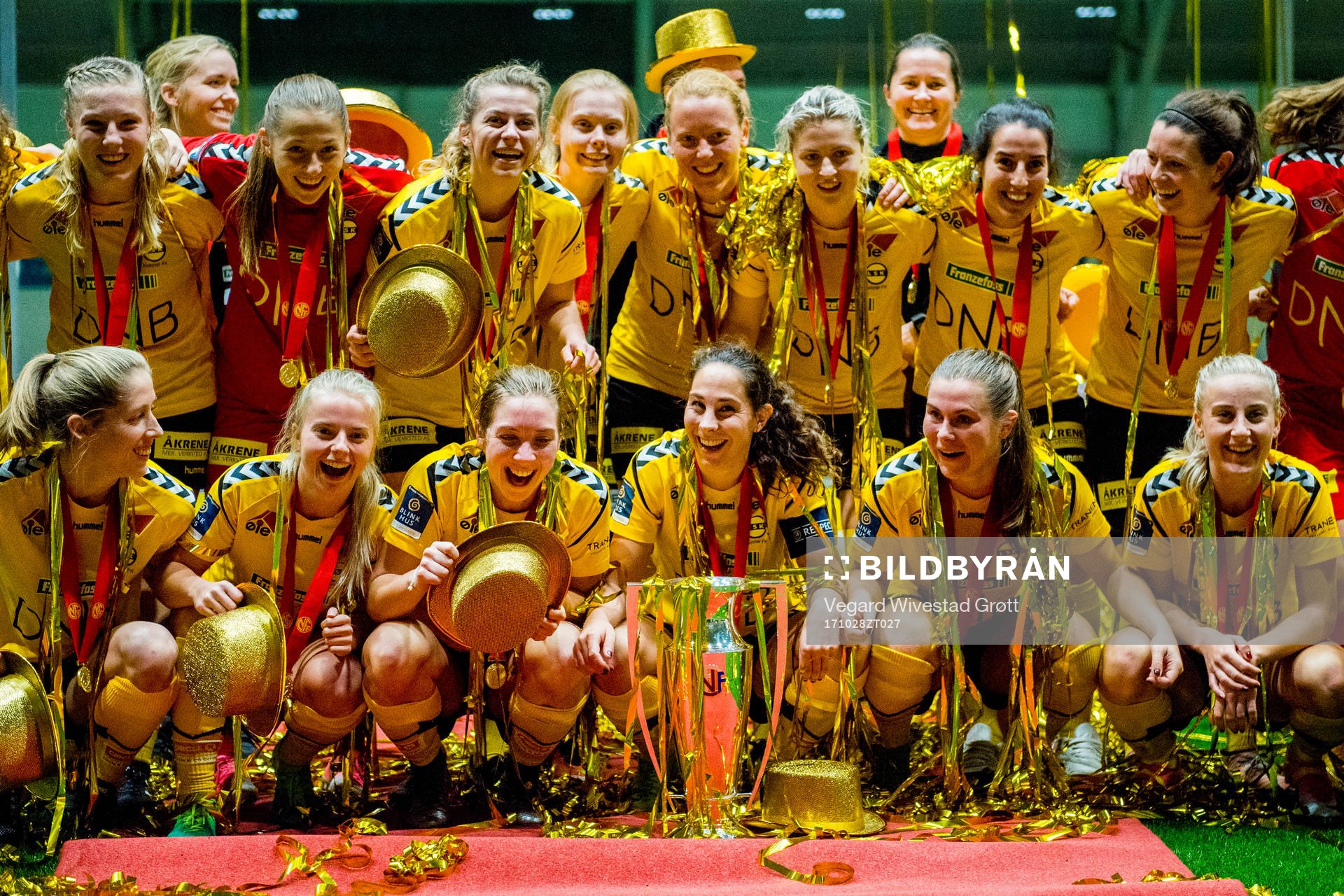 LSK Kvinner celebrates winning the league
