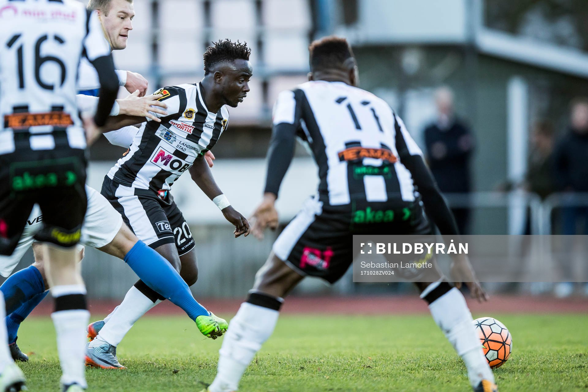 Landskronas Edafe Egbedi före Oddevolds Robin Jansson