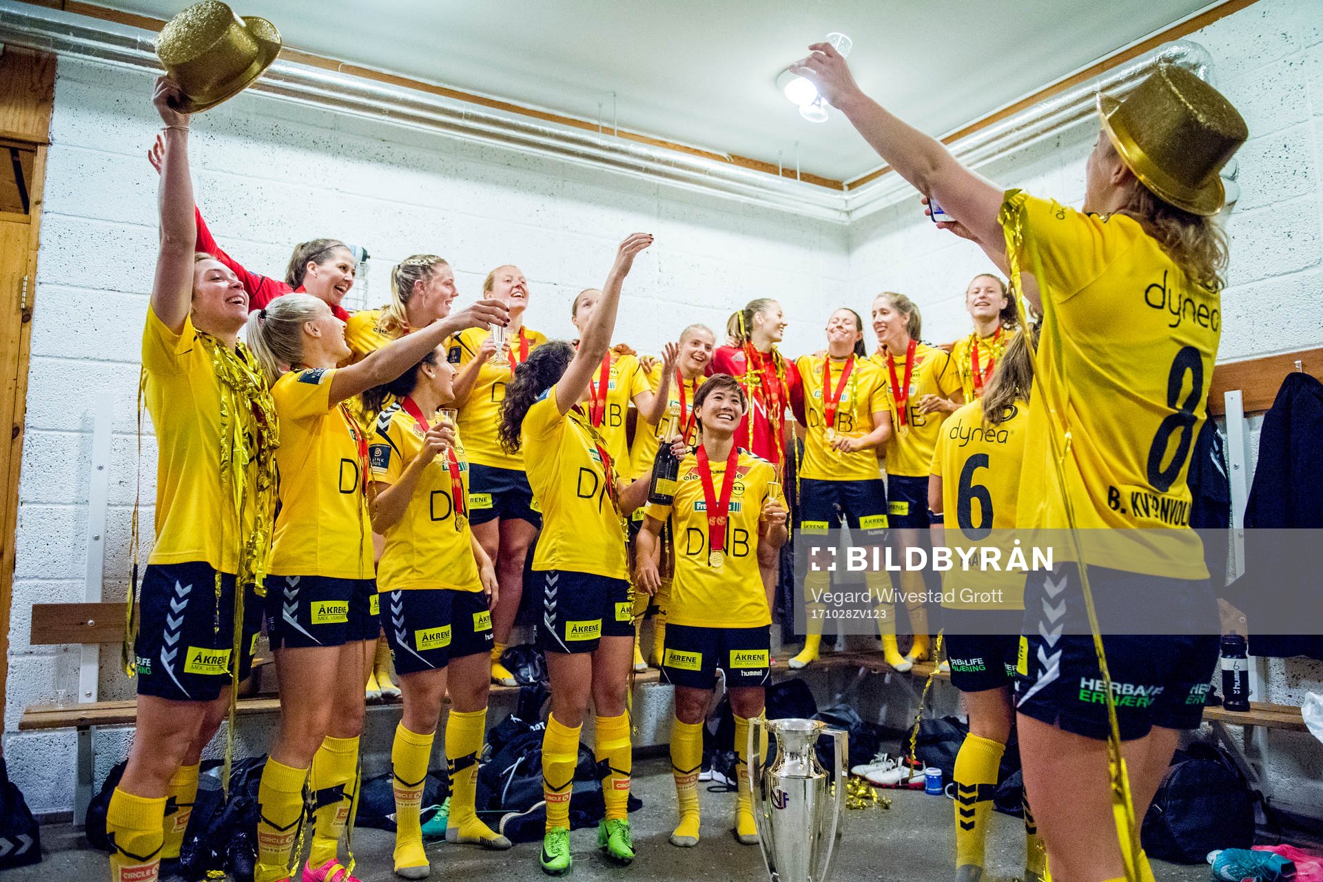 LSK Kvinner celebrates in the dressing room