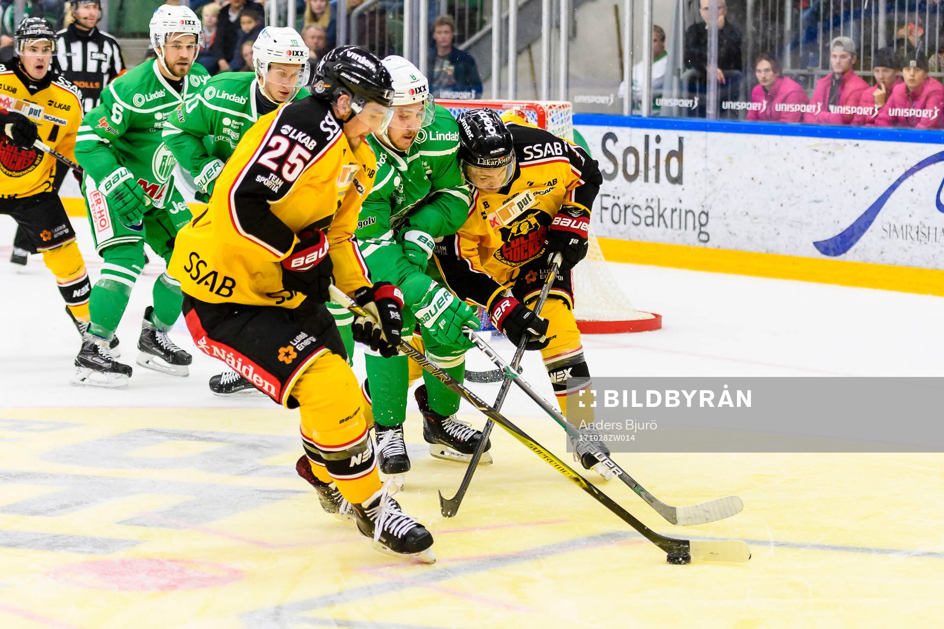 Luleås Anton Hedman och Rögles Linus Sandin i kamp om