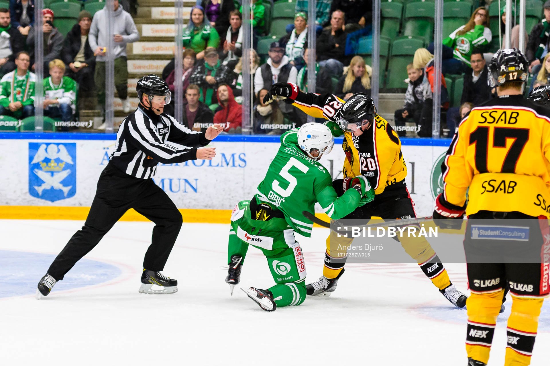 Rögles Alen Bibic och Luleås Gustav Rydahl brottas