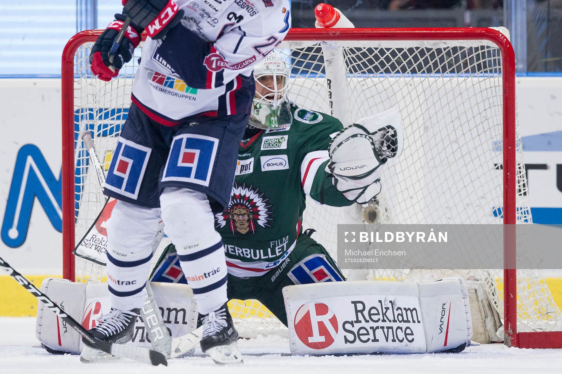Frölundas målvakt Johan Mattsson med en blockräddning