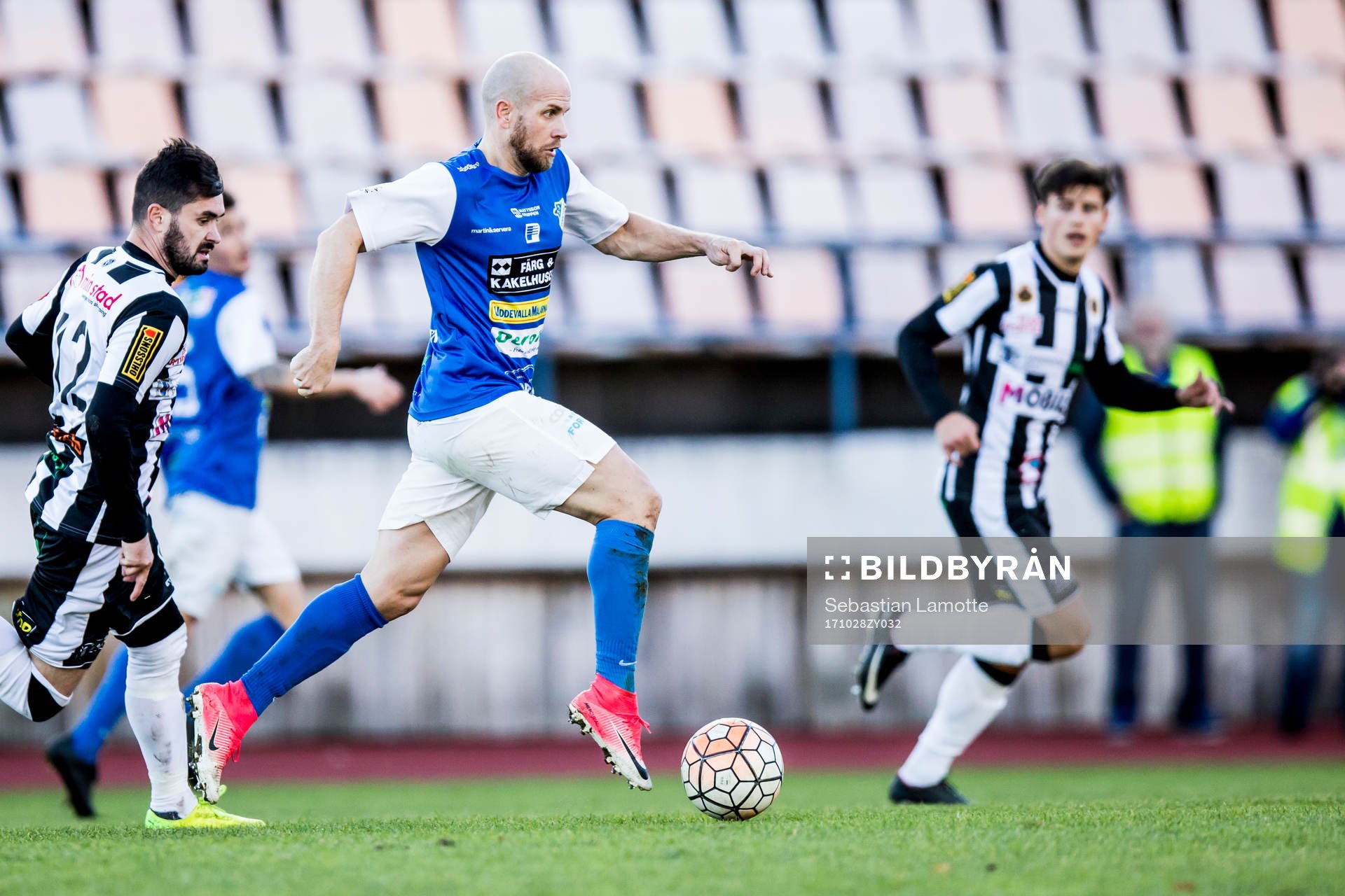Oddevolds Johan Patriksson under fotbollsmatchen i division 1 södra mellan Oddevold och Landskrona den 28 oktober 2017 i Uddevalla.