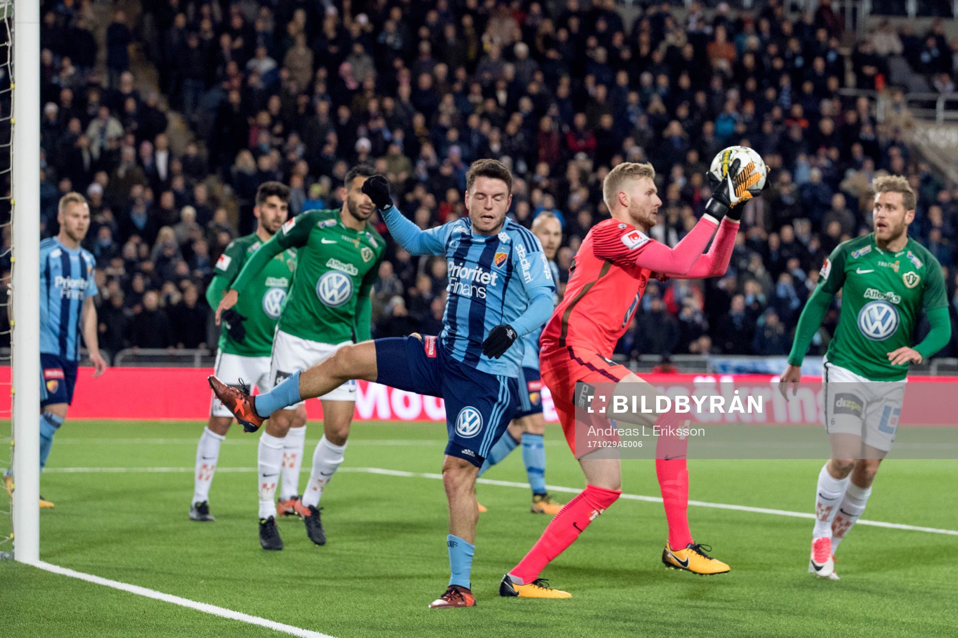 Djurgårdens Kerim Mrabti utmanar Jönköpings målvakt