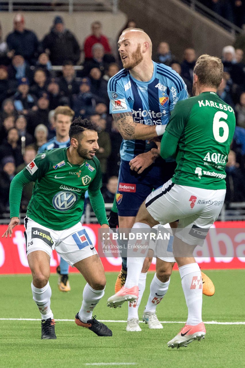 Djurgårdens Magnus Eriksson blir stoppad av André Calisir