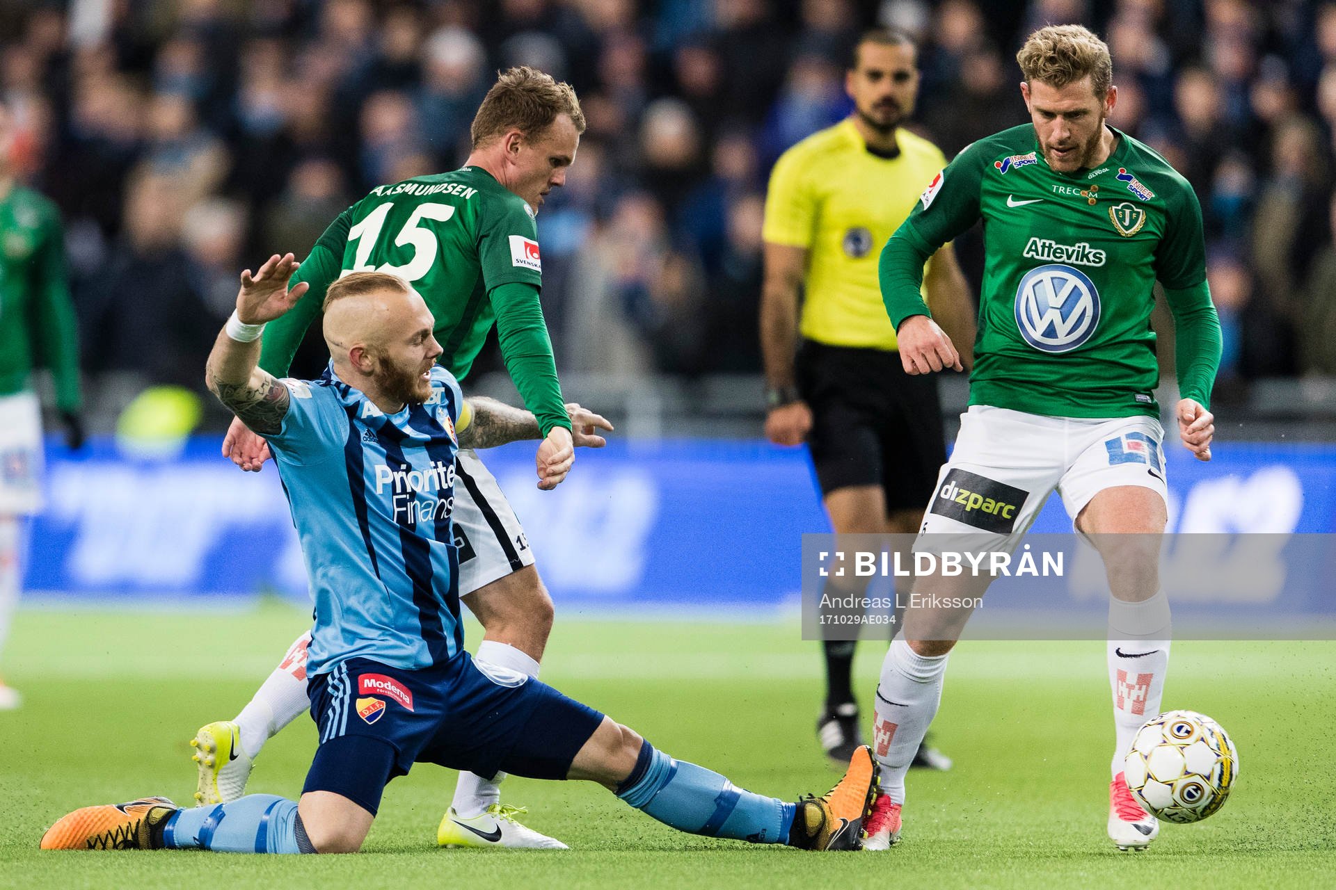 Djurgårdens Magnus Eriksson i kamp om bollen med