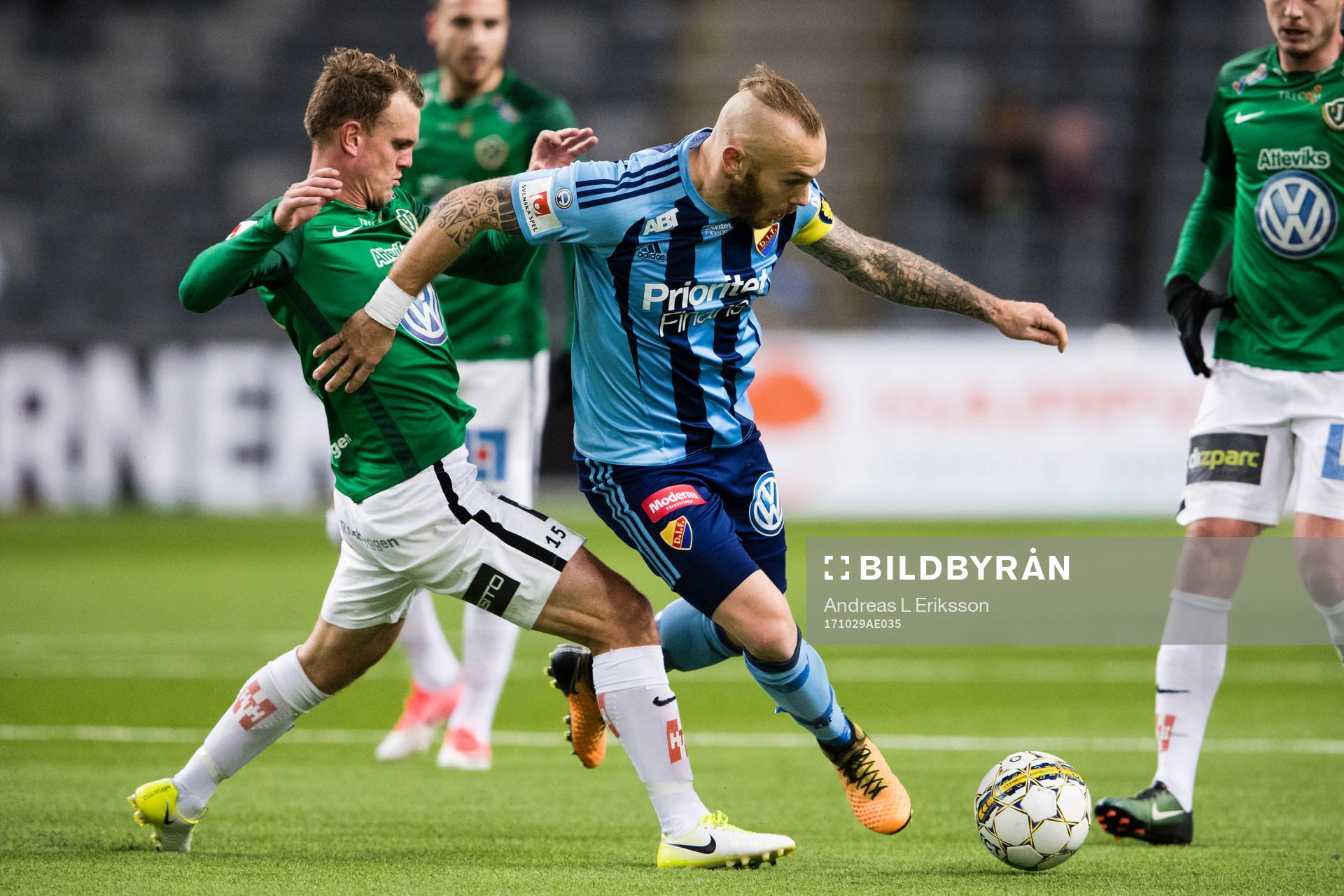 Jönköpings Stian Aasmundsen i kamp om bollen med