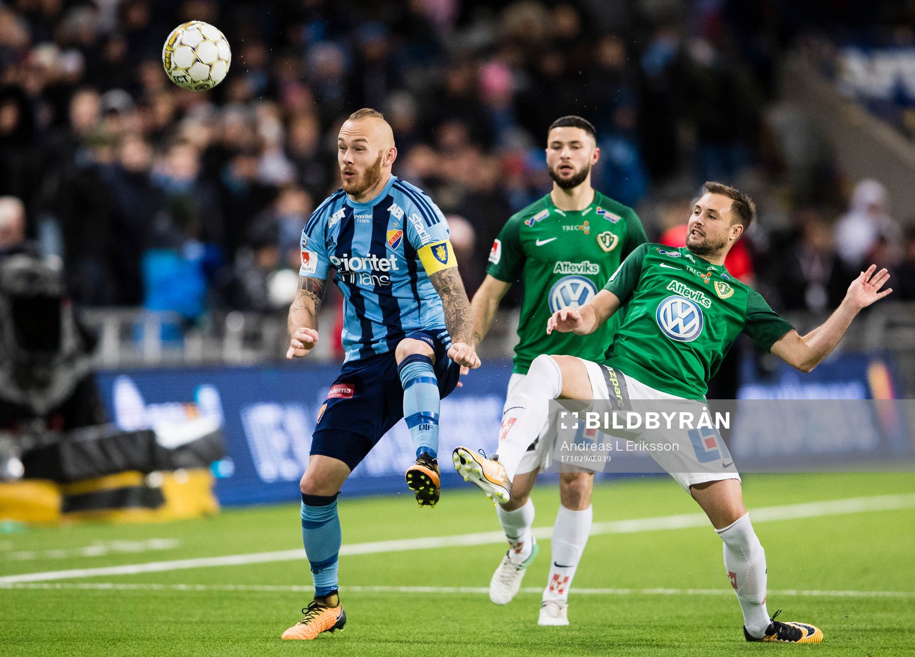 Djurgårdens Magnus Eriksson i kamp om bollen med