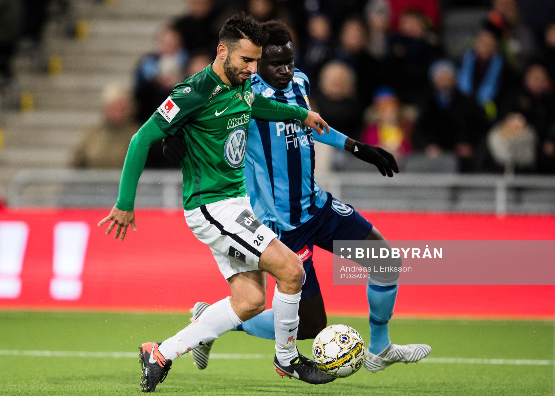 Jönköpings André Calisir i kamp om bollen med