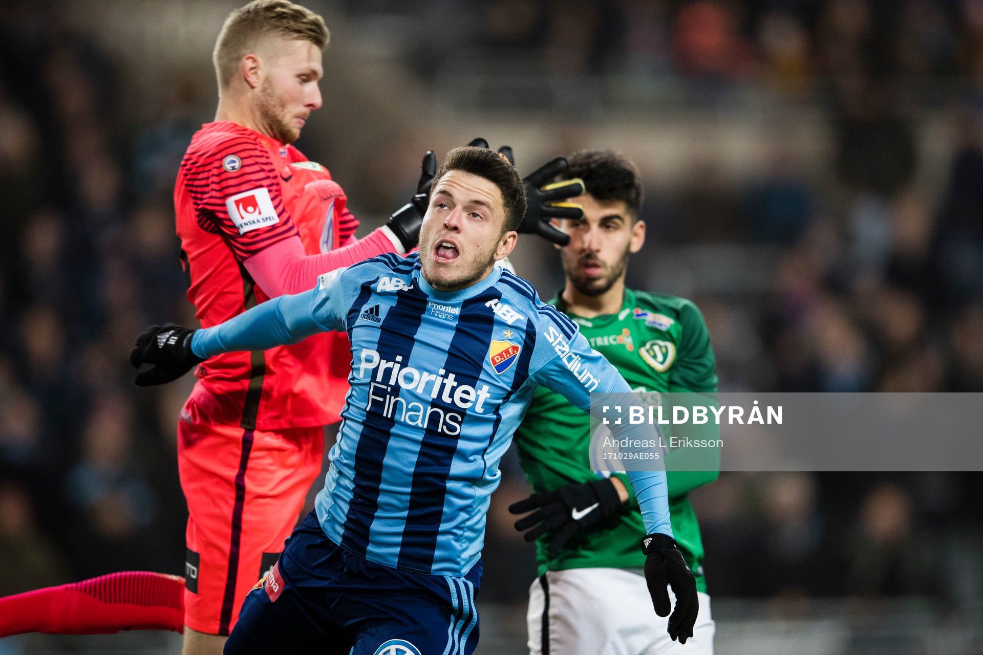 Jönköpings målvakt Anton Cajtoft tar hand om bollen