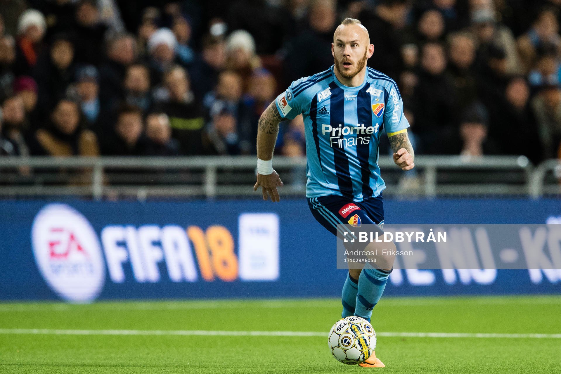 Djurgårdens Magnus Eriksson med bollen