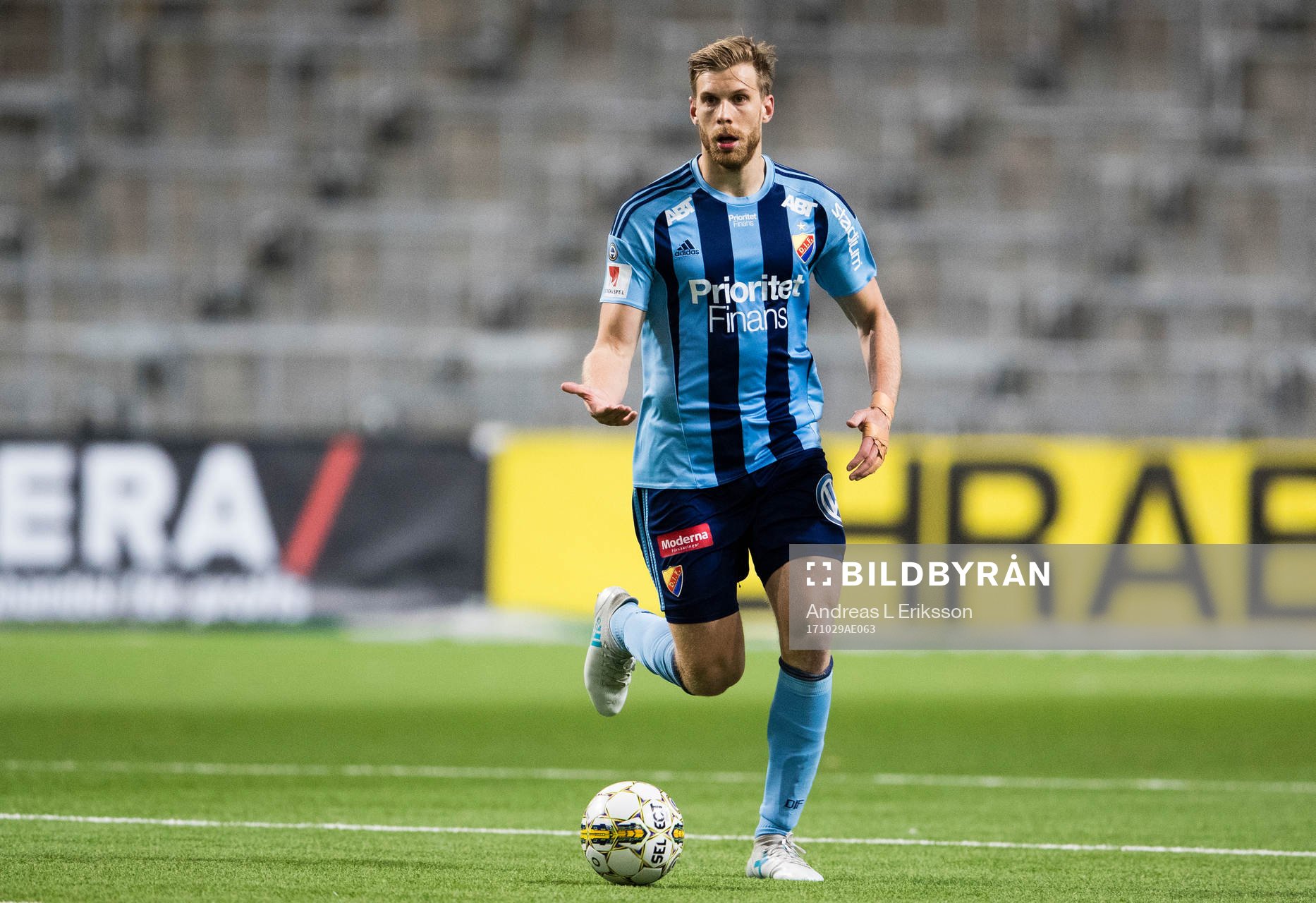 Djurgårdens Niklas Gunnarsson med bollen