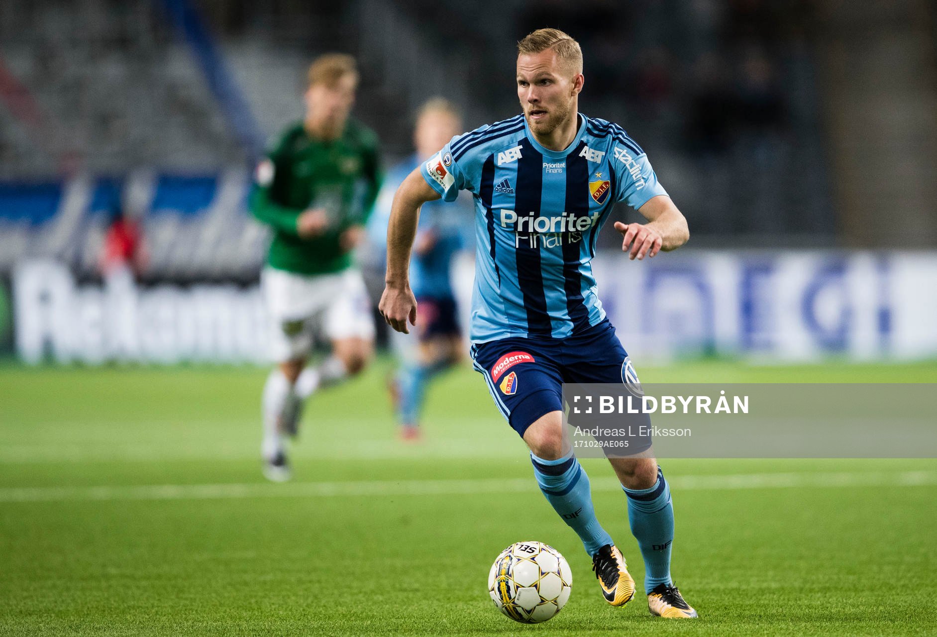 Djurgårdens Gustav Engvall med bollen