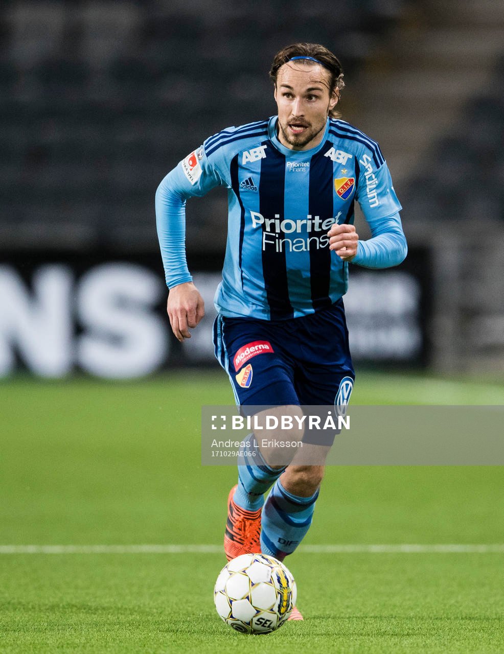 Djurgårdens Kevin Walker med bollen