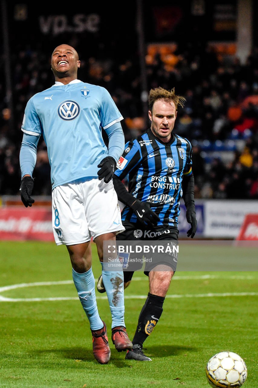 Malmö FFs Carlos Strandberg grinar illa efter en duell med Sirius Niklas Busch Thor under fotbollsmatchen i Allsvenskan mellan Sirius och Malmö FF den 29 oktober 2017 i Uppsala.