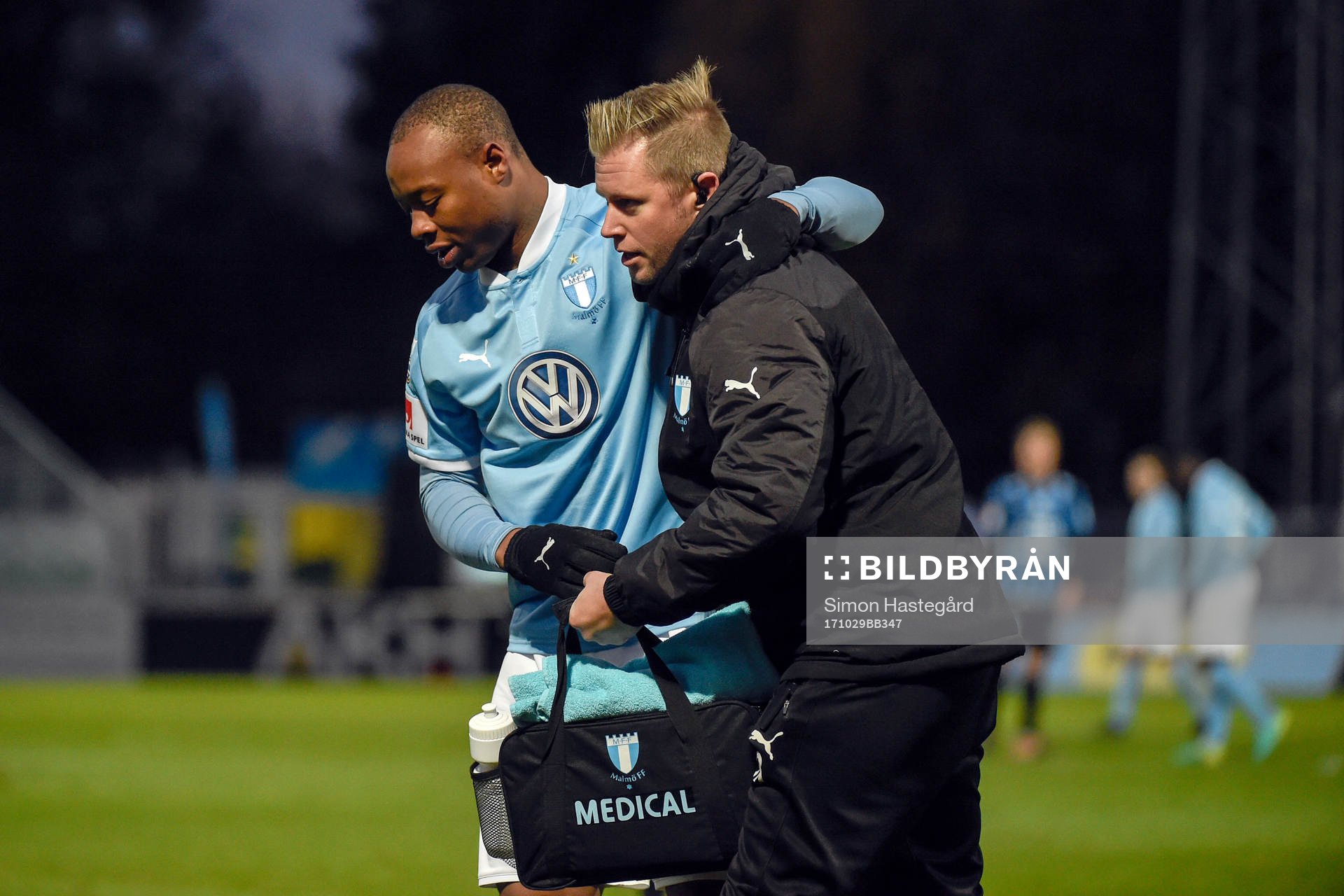 Malmö FFs Carlos Strandberg lämnar planen skadad