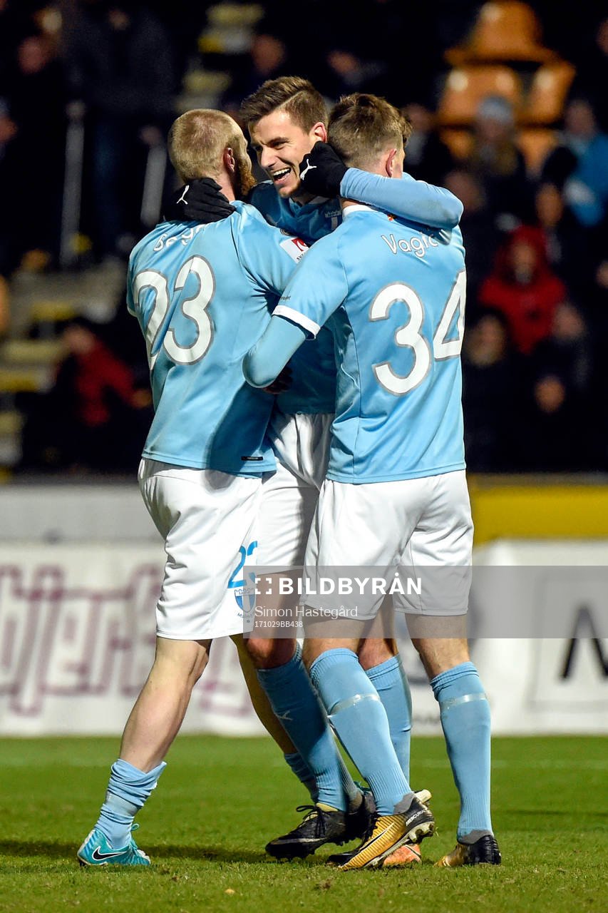 Malmö FFs Jo Inge Berget, Alexander Jeremejeff och Pavle Vagic jublar efter 0-4 av Berget under fotbollsmatchen i Allsvenskan mellan Sirius och Malmö FF den 29 oktober 2017 i Uppsala.