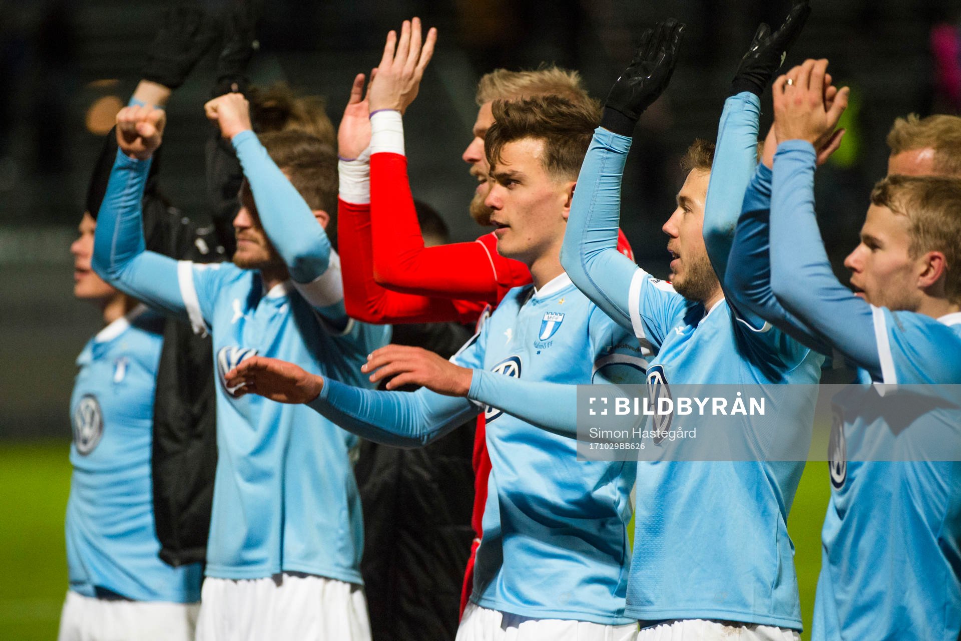 Malmö FFs Pavle Vagic tackar publiken efter fotbollsmatchen i Allsvenskan mellan Sirius och Malmö FF den 29 oktober 2017 i Uppsala.