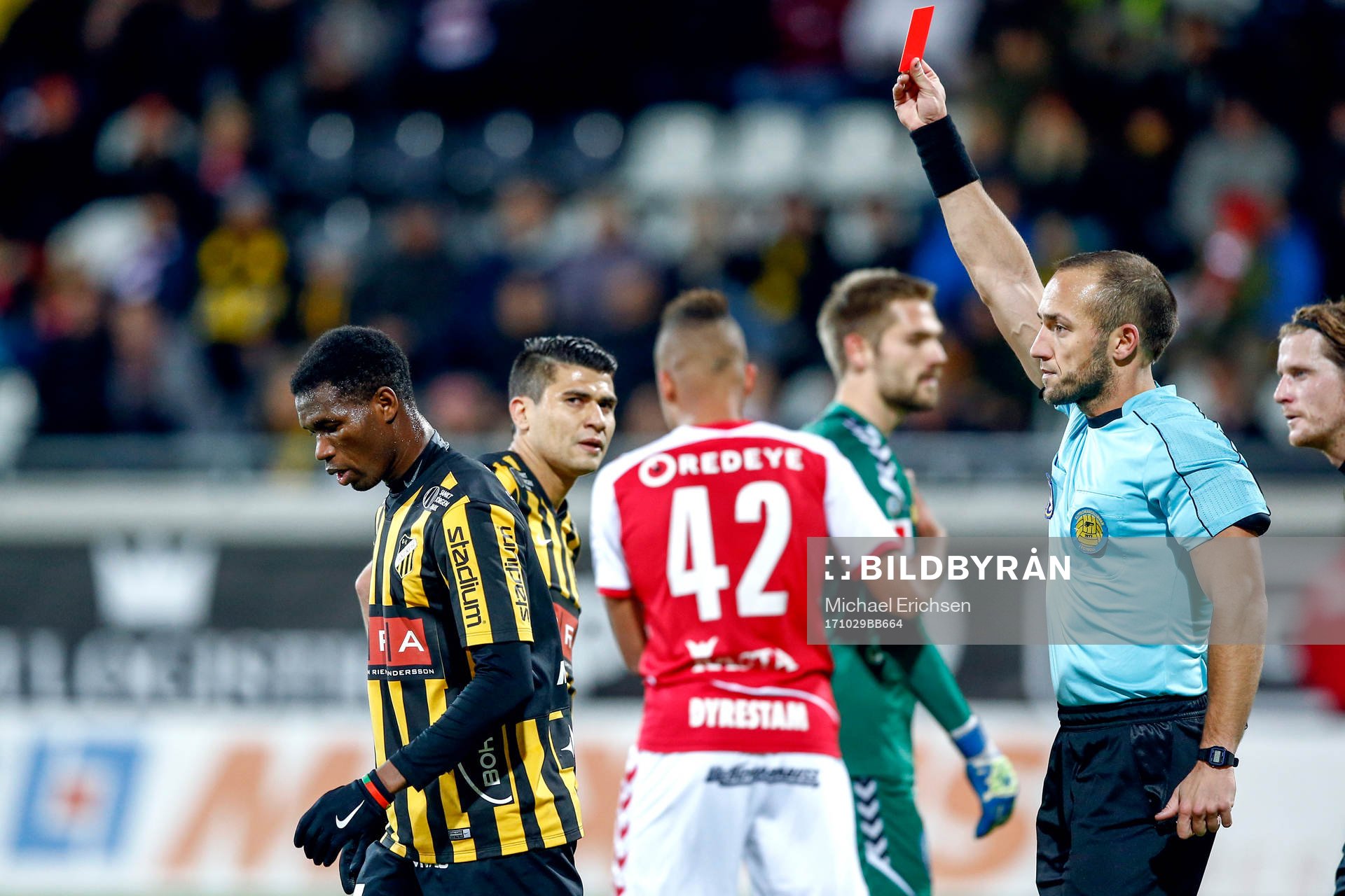 Häckens Mohammed Abubakari får rött kort av domare