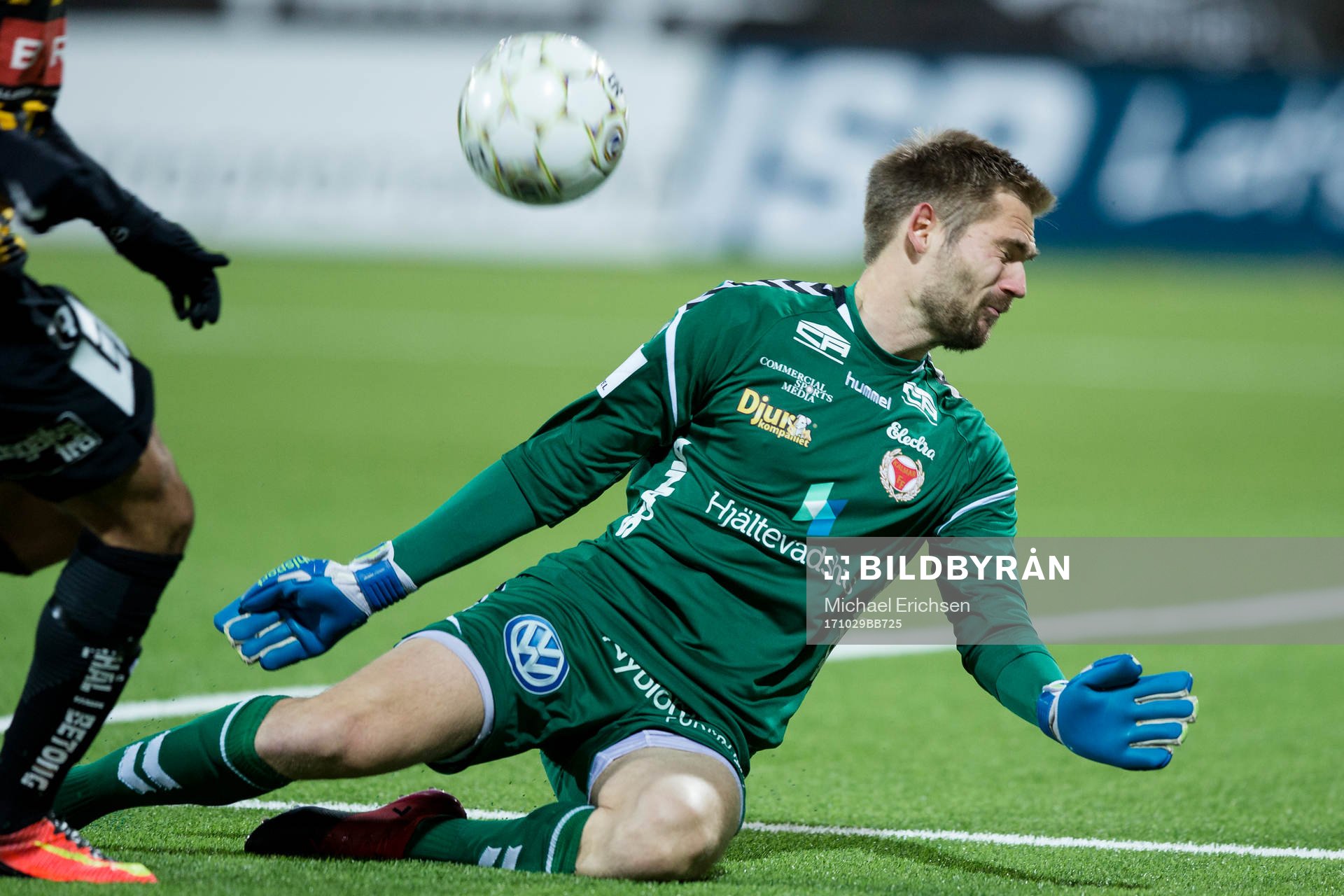 Kalmars målvakt Lucas Hägg-Johansson räddar ett skott