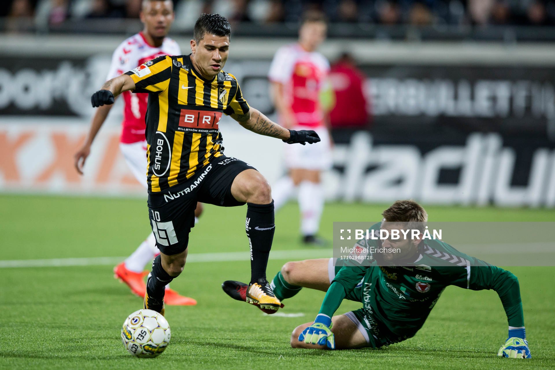 Häckens Paulinho rundar Kalmars målvakt Lucas