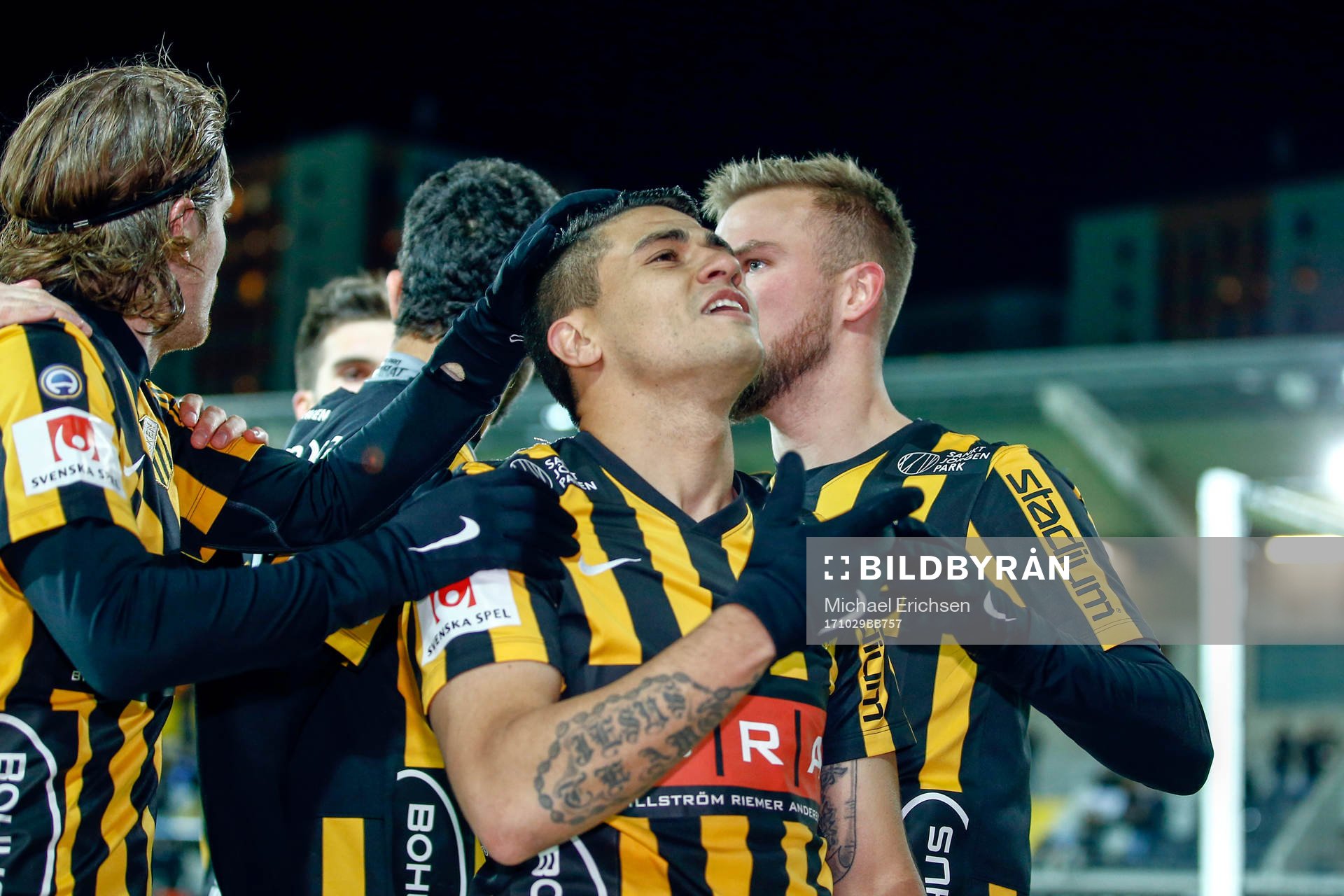 Häckens Paulinho jublar med lagkamrater