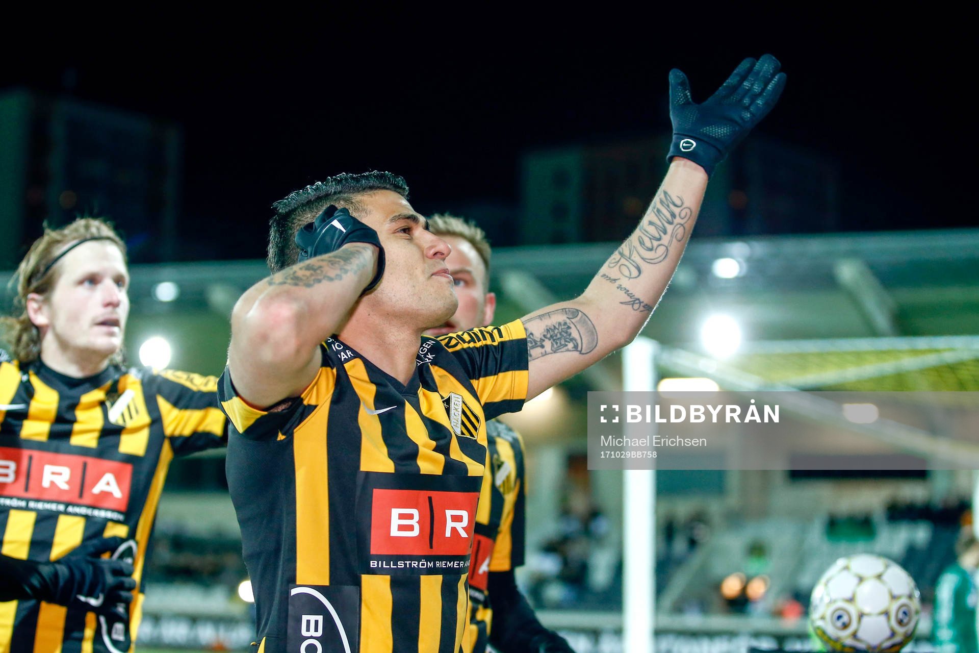 Häckens Paulinho jublar med lagkamrater