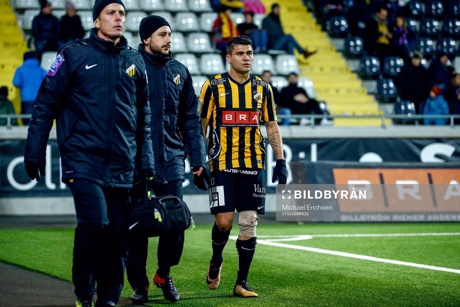 Häckens Paulinho tvingas utgå skadad
