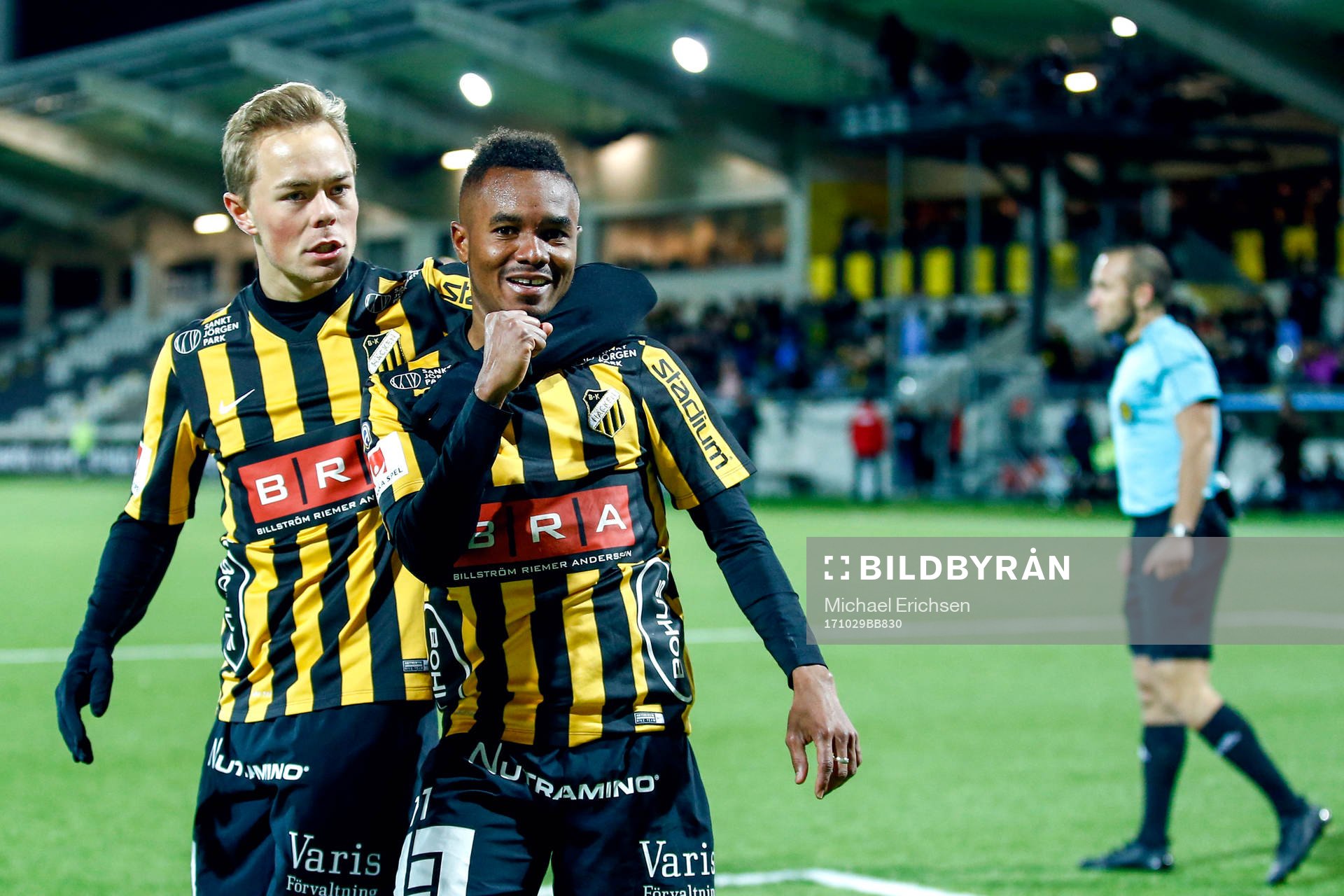 Häckens Joel Andersson och Nasiru Mohammed jublar