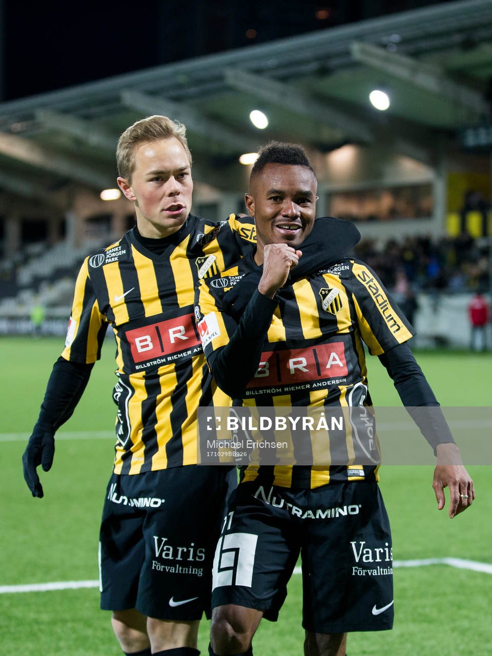 Häckens Nasiru Mohammed jublar ihop med Joel Andersson