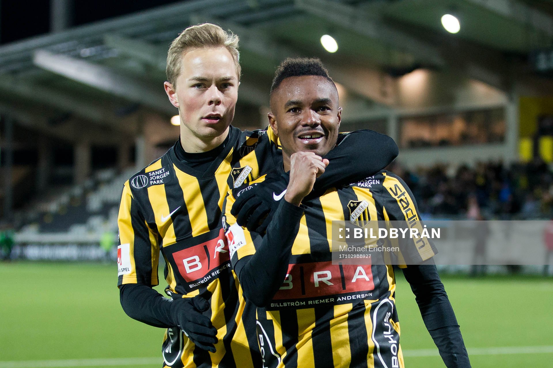 Häckens Nasiru Mohammed jublar ihop med Joel Andersson